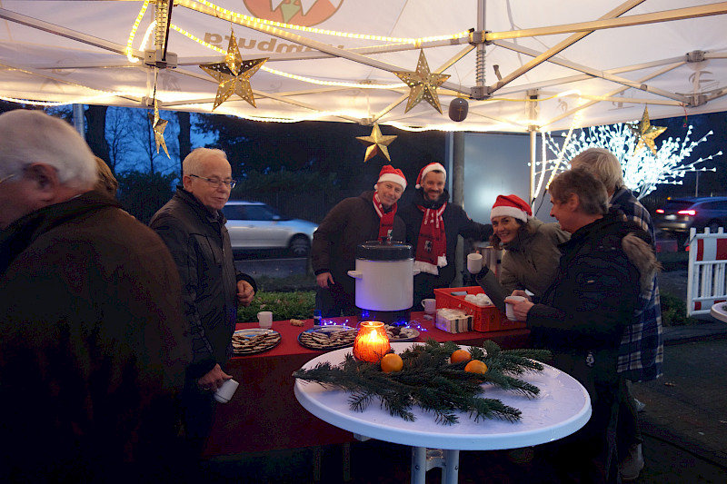 Adventspunsch vor dem Sportforum