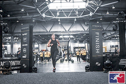 Andrea Bank beim Zieleinlauf Hyrox Leipzig