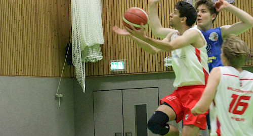 WSV-Basketballer greift gegen TURA Harksheide an.