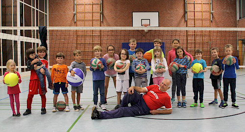 Trainer Elter Akay mit seinen Volleyball-Kids