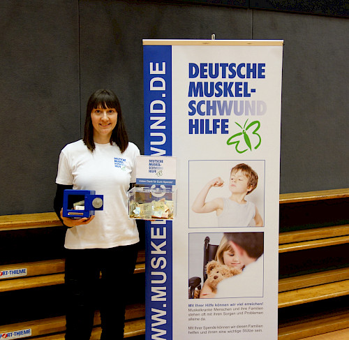 Daniela Flesch von der Deutschen Muskelschwund-Hilfe e.V. ist überglücklich: Der Benefiz-Spieltag der Basketballabteilung war ein voller Erfolg.