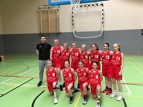Die Mädchen der W14/1 und ihr Trainer Finn Hendrik Möller haben sich für die Norddeutsche Meisterschaft am 6./7. April qualifiziert.