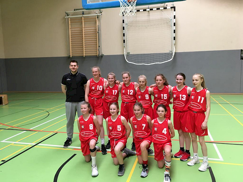 Die Mädchen der W14/1 und ihr Trainer Finn Hendrik Möller haben sich für die Norddeutsche Meisterschaft am 6./7. April qualifiziert.